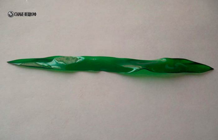 из зеленой пластиковой бутылки делаем листок