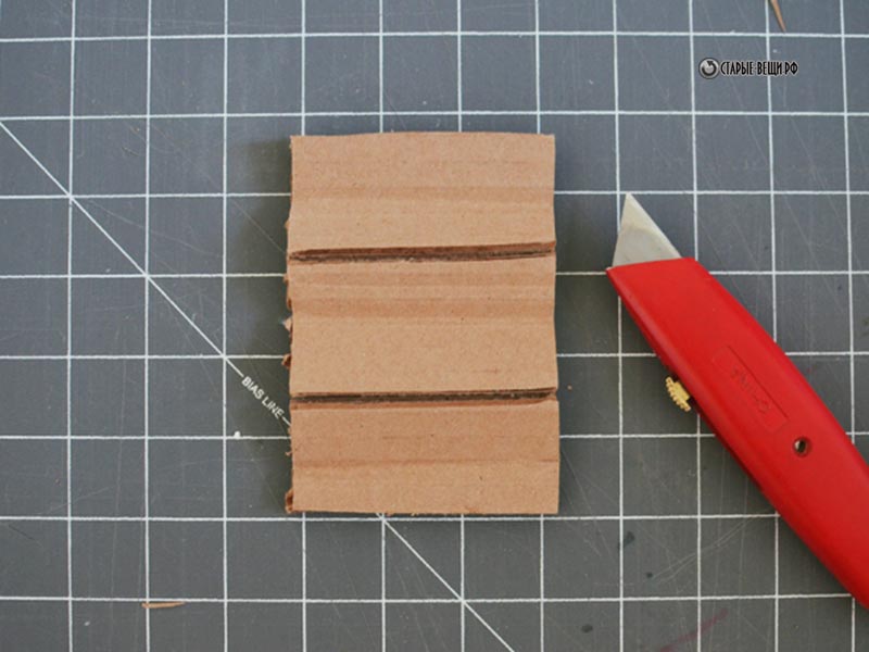 Прямоугольный кусочек картона сворачиваем гармошкой
