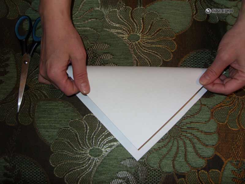 Квадратный листок бумаги складываем по диагонали